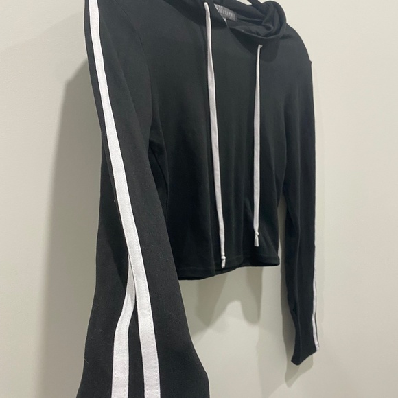 Black crop top - Picture 2 of 3